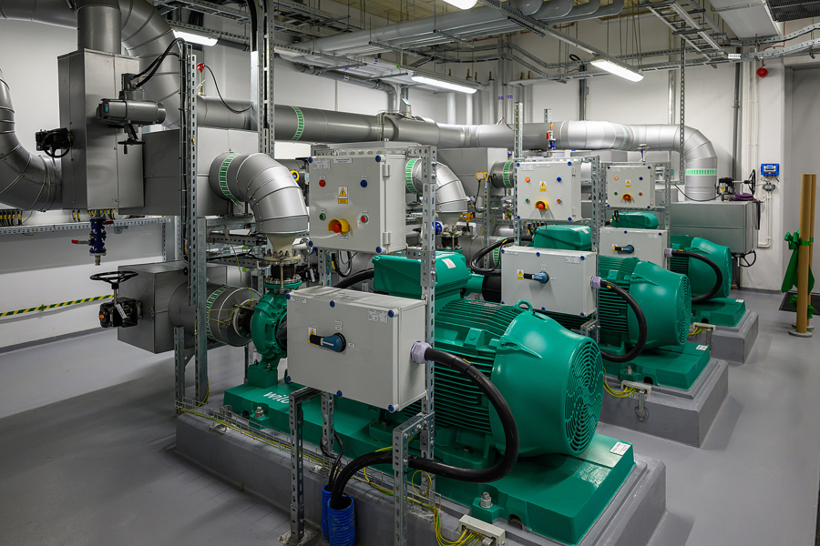 na zdjęciu trzy duże maszyny ze spalarni, w kolorze szarym i zielonym