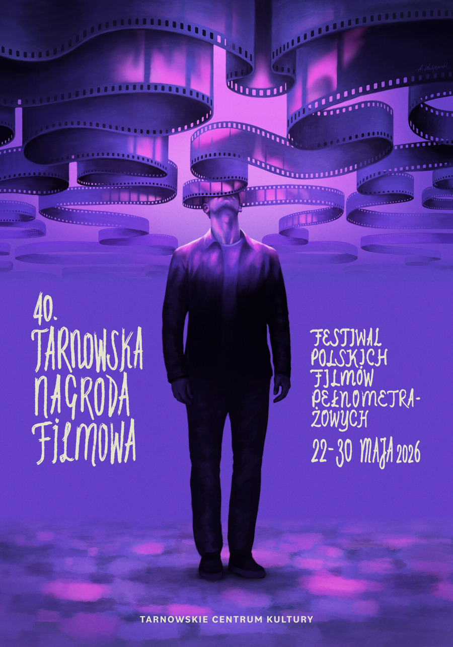 fioletowy plakat do TNF - stojący na środku mężczyzna z głową w taśmach filmowych zamiast chmur