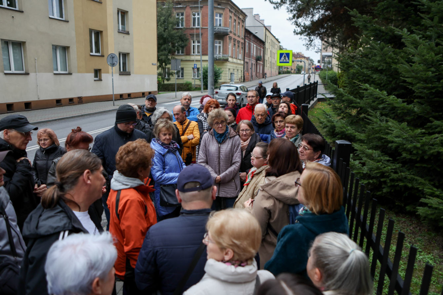 uczestnicy jednego ze spacerków po Grabówce