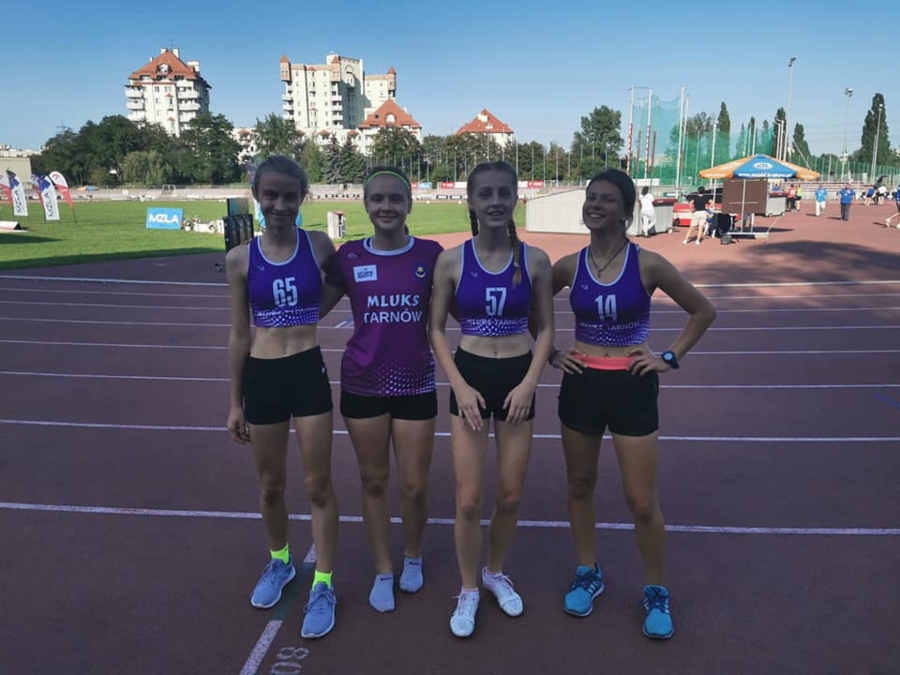 Srebrne medalistki Międzywojewódzkich Mistrzostw Młodzików w sztafecie 4x100 metrów