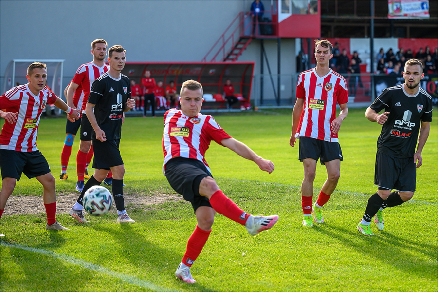 Mecz czwartej ligi piłki nożnej: Tarnovia - BKS Bochnia
