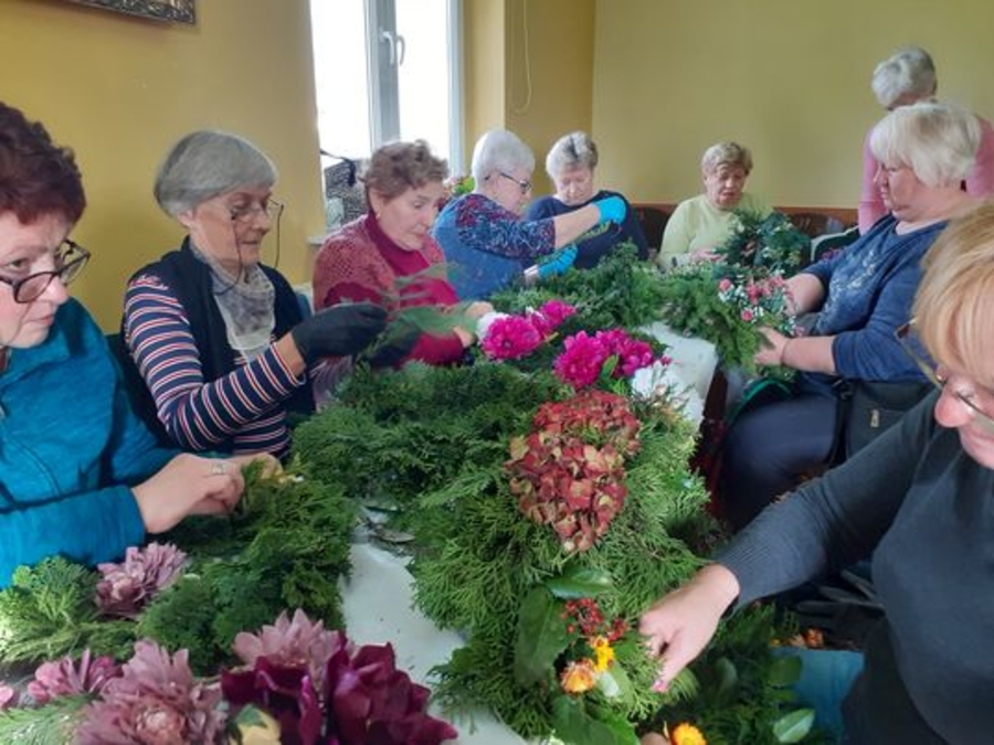 Seniorzy  z Międzyosiedlowego Centrum Aktywności Senioralnej w Krzyżu