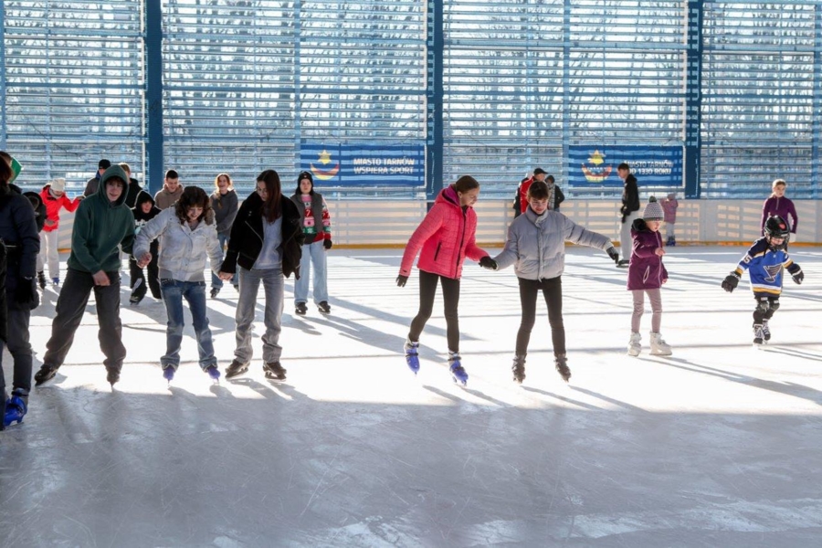 Na zdjęciu młodzież i dzieci na lodowisku