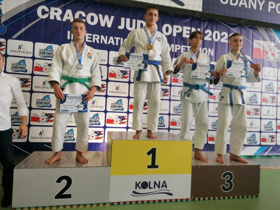 Podium Cracow Judo Open w wadze 66 kg. Pierwszy z lewej Maksymilian Marcinek