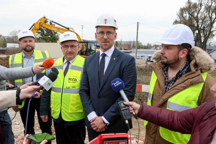 zdjęcie z konferencji prasowej dotyczącej budowy nowego bloku przy ul. Krzyskiej