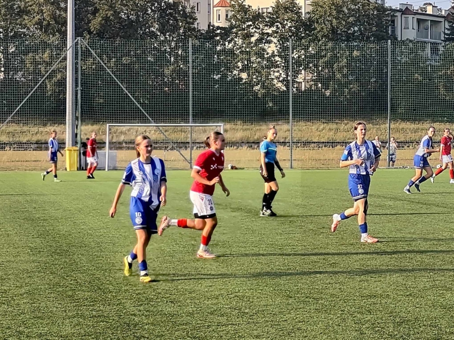 Mecz Centralnej Ligi Juniorek U-16 w piłce nożnej: UKS Wisła Kraków - TS Iskra Tarnów