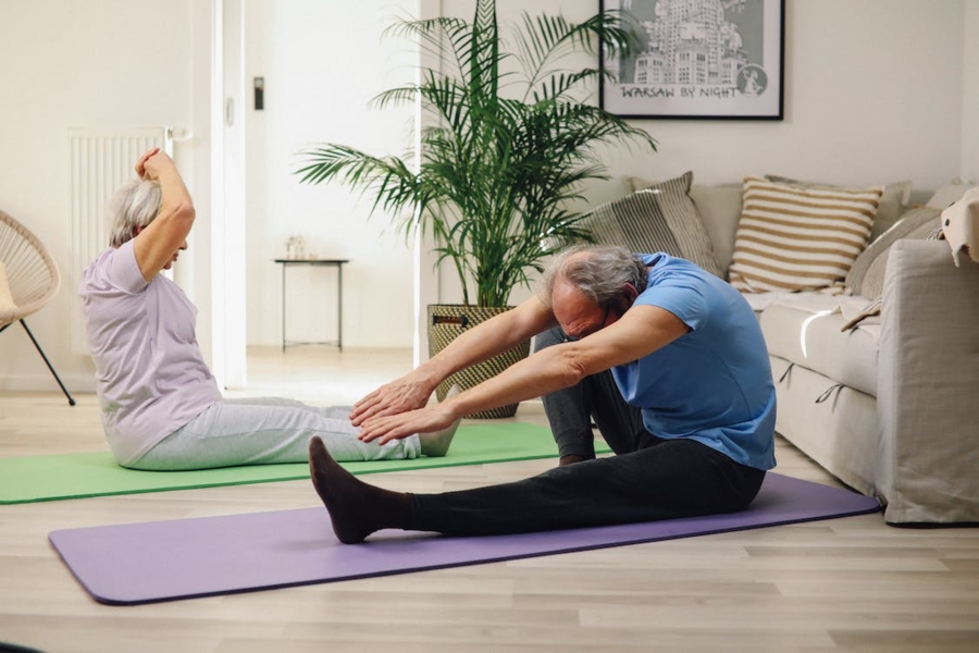 Seniorzy uprawiający jogę