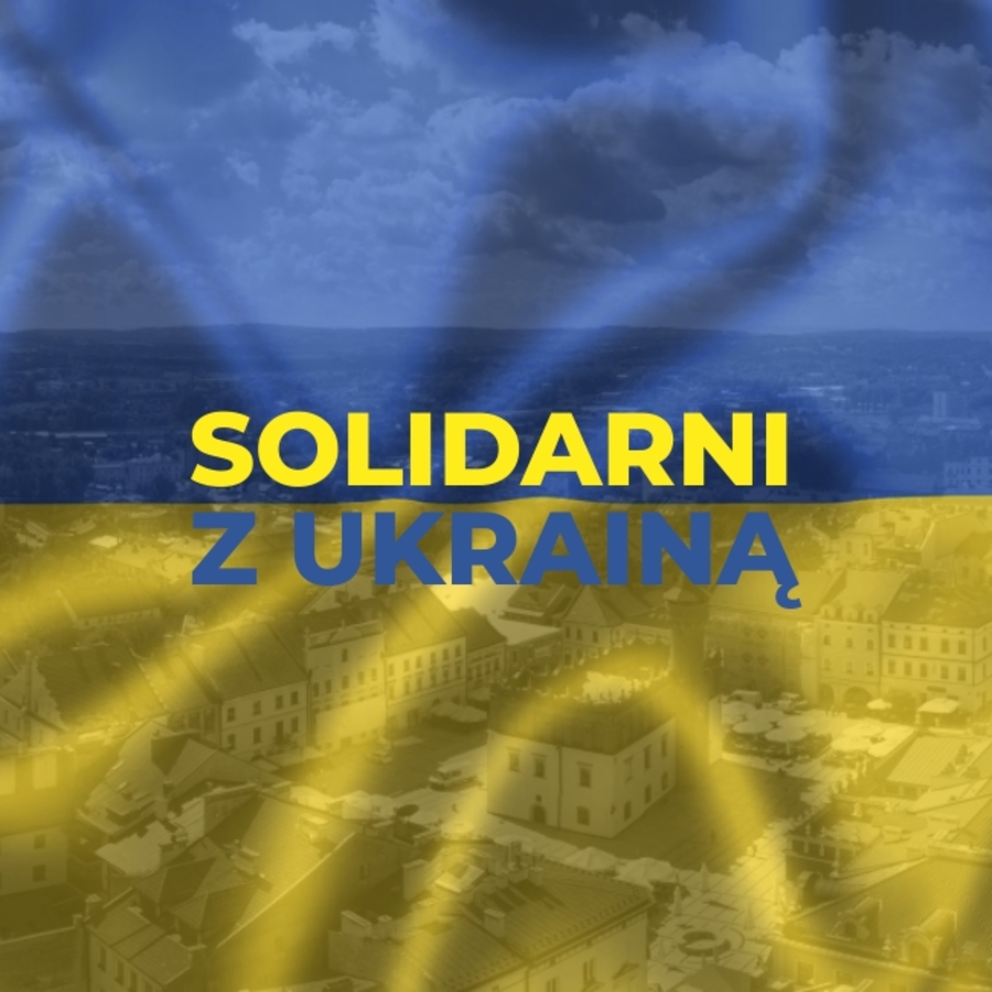 baner niebiesko-żółty z hasłem Solidarni z Ukrainą