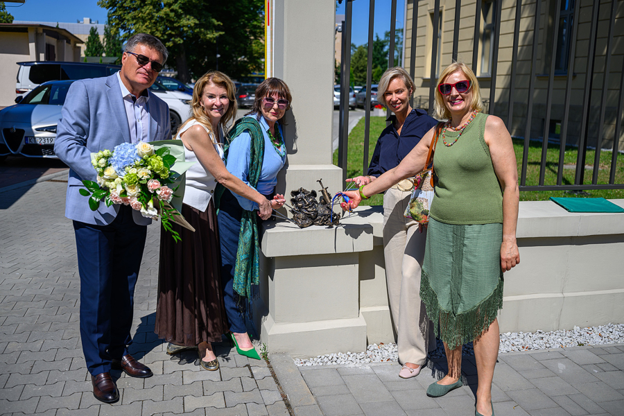 na zdjęciu od lewej - Marcin Kuta (dyrektor "starego szpitala), Małgorzata Mękal (była przewodnicząca Rady Miejskiej w Tarnowie), Maria Zawada - Bilik (dyrektorka Wydziały Kultury, Promocii Turystyki, pomsyłodawczyni Szlaku Maszkaronów), maszkaronek Szpitalnik (nowy mieszkaniec Tarnowa),  Agnieszka Kawa (zastępczyni prezydenta Tarnowa) oraz Ewa Fleszar (artystka, autorka maszkarona).