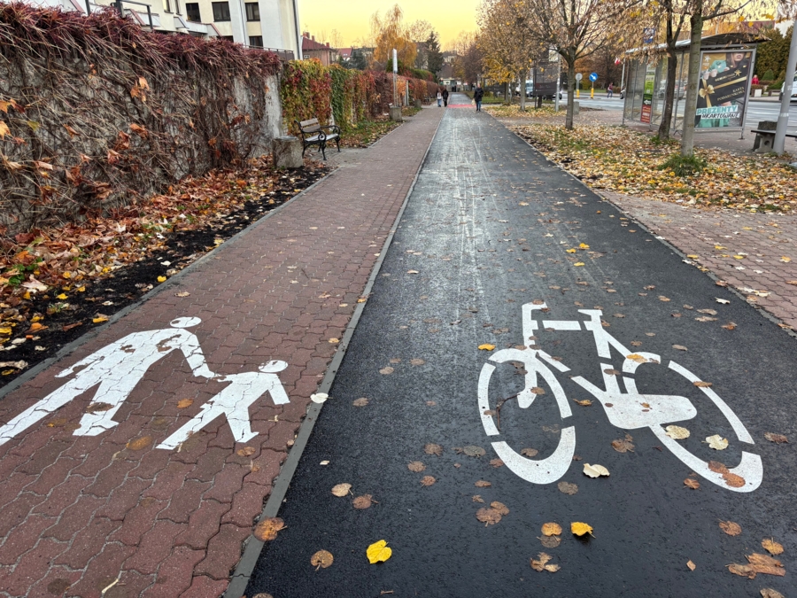 na zdjęciu ścieżka rowerowa po południowej stronie alei Solidarności