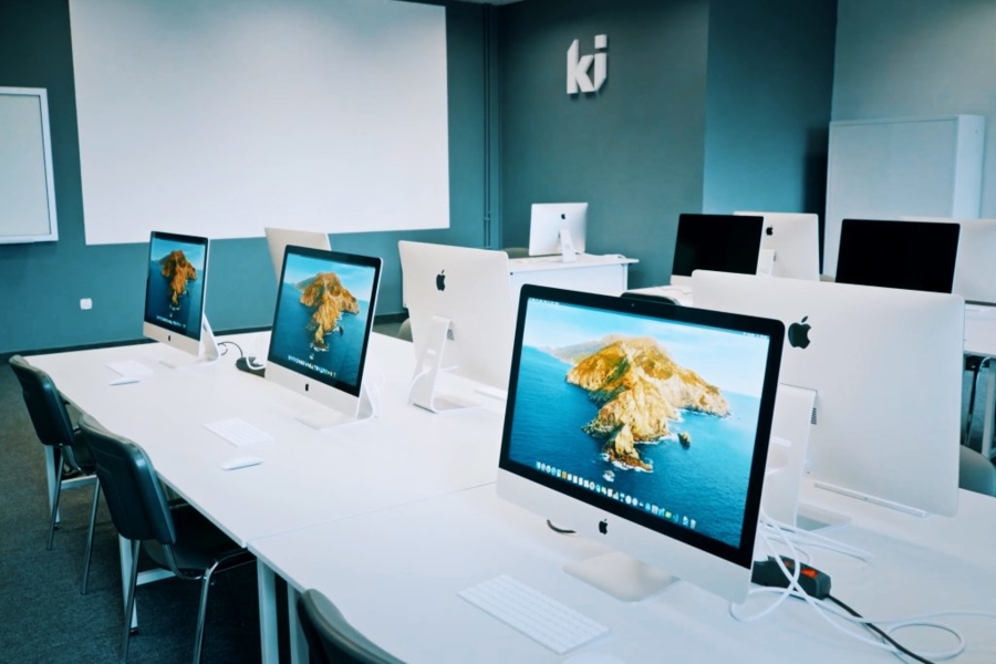 na zdjęciu pracownia komputerowa - biurka i komputery