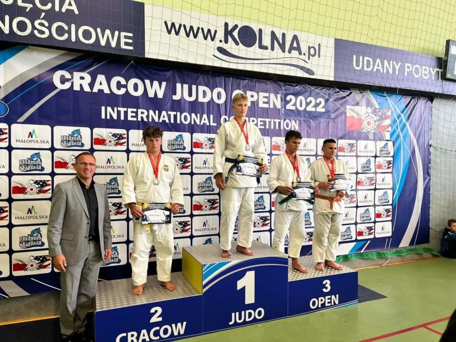 Antoni Bielecki (drugi z lewej) na podium Cracow Judo Open