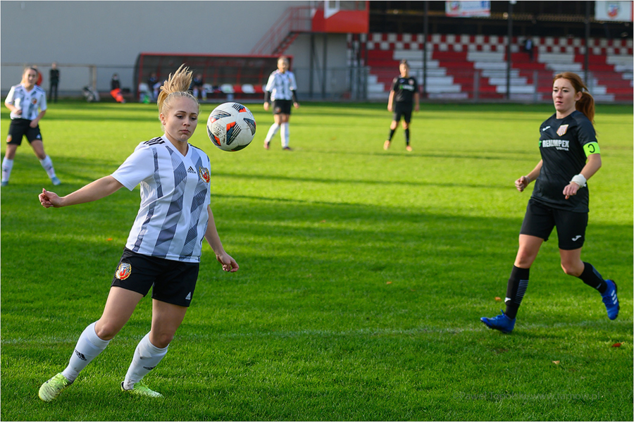 Mecz trzeciej ligi piłki nożnej kobiet: Tarnovia II - Podgórze Kraków