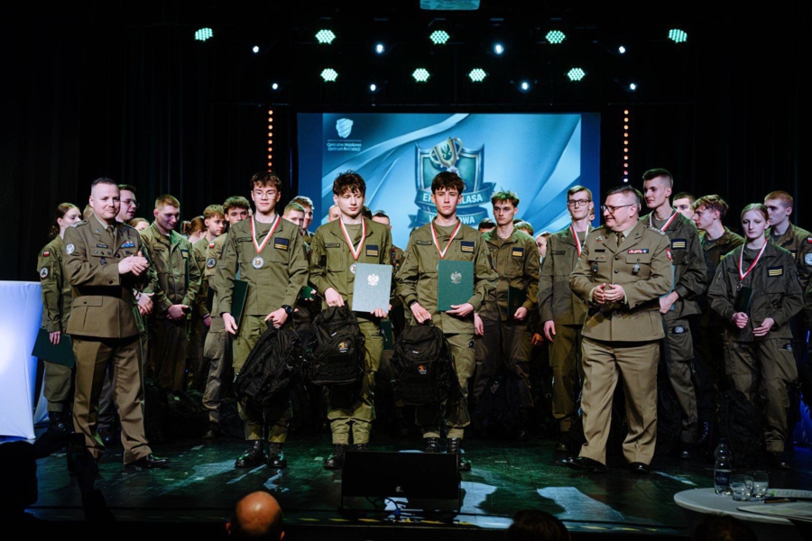 Uczniowie XVI LO, zdobywcy drugiego miejsca w V Międzyszkolnym Turnieju Wiedzy o Wojsku Polskim „EkstraKLASA Wojskowa”